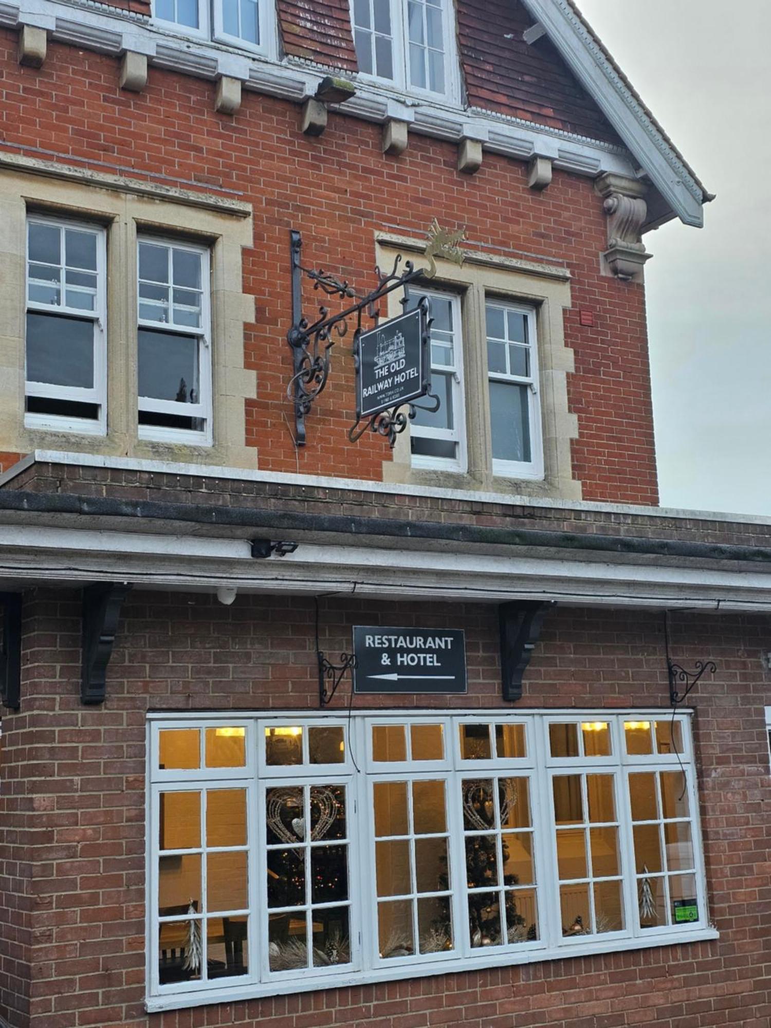 The Old Railway Hotel Porton 外观 照片